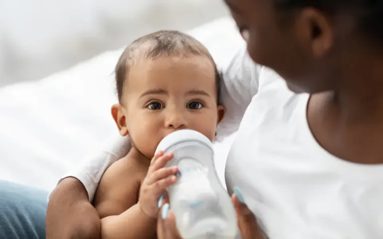 Que faire si votre bébé s'endort au biberon ? - May App Santé