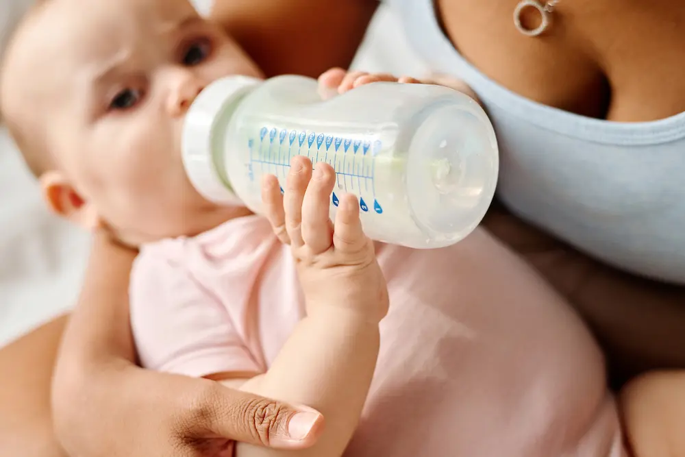 Que faire si votre bébé s'endort au biberon ? - May App Santé