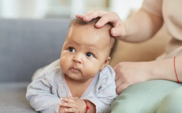 Bosse derrière la tête de votre bébé : causes, surveillance et conseils - May App Santé