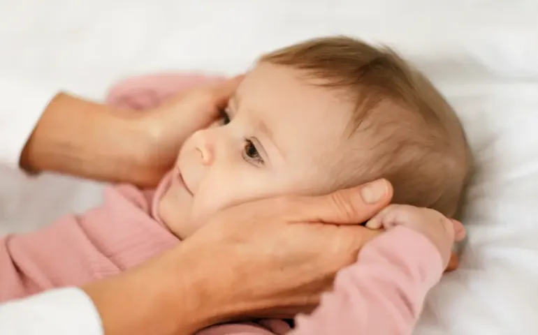 Ganglion cou bébé : comprendre les causes possibles - May App Santé