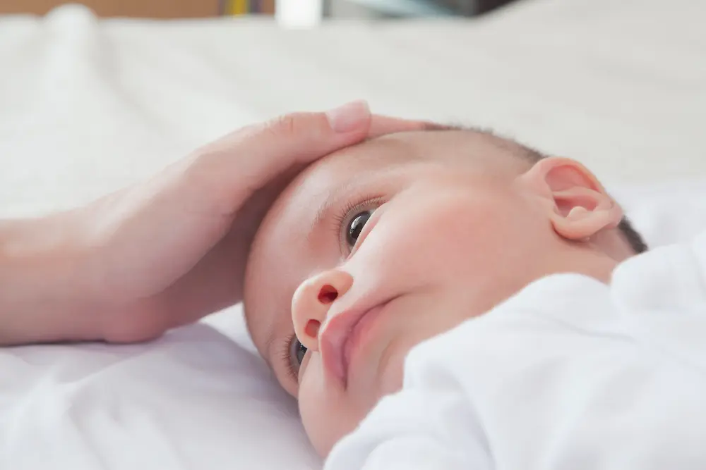Bosse derrière la tête de votre bébé : causes, surveillance et conseils 3 Bosse derrière la tête de votre bébé : causes, surveillance et conseils - May App Santé