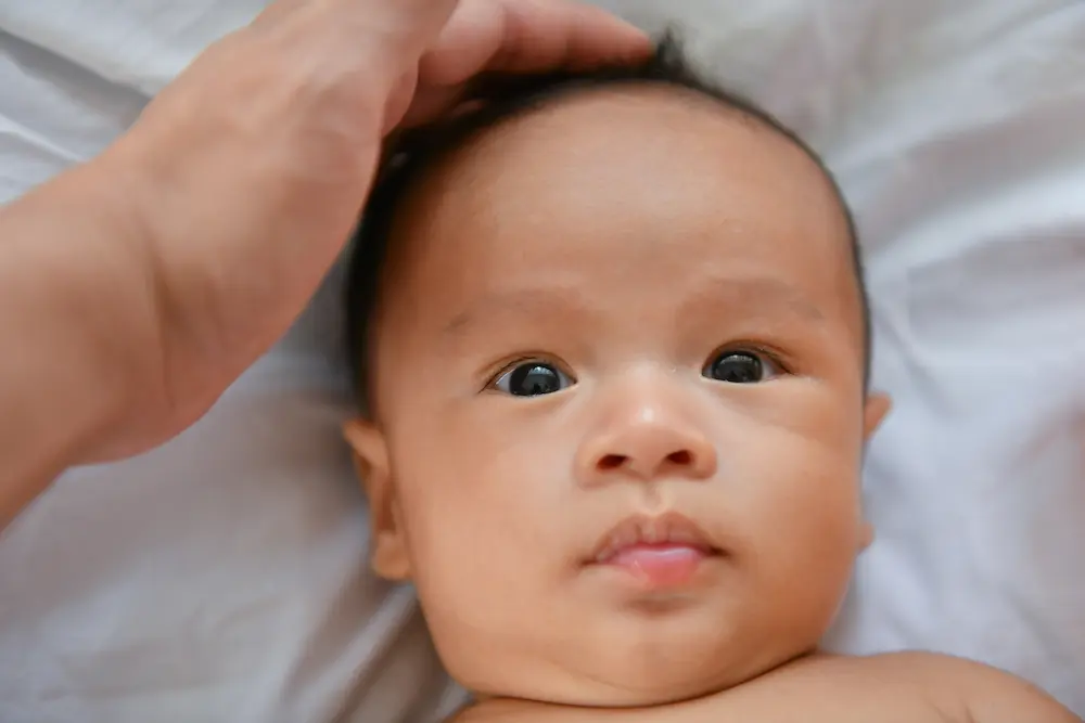 Bosse derrière la tête de votre bébé : causes, surveillance et conseils 1 Bosse derrière la tête de votre bébé : causes, surveillance et conseils - May App Santé
