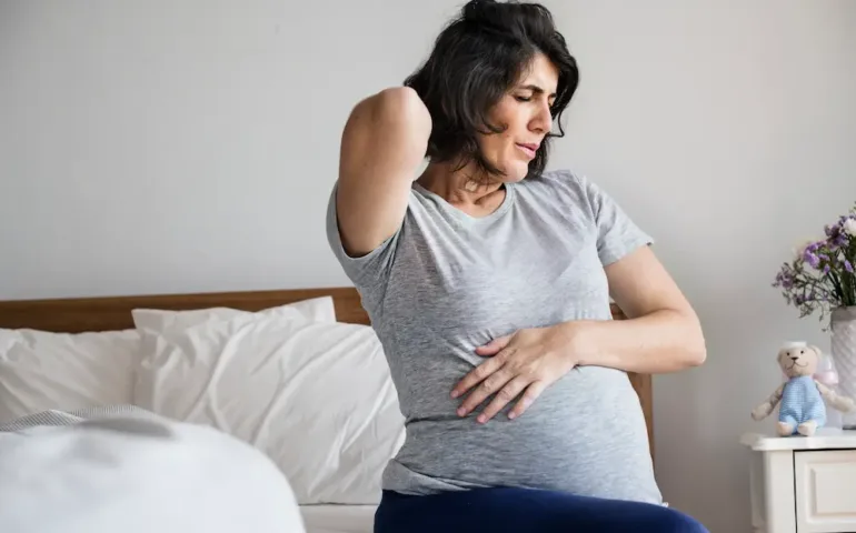 Douleur aisselle grossesse : causes, symptômes et solutions - May App Santé