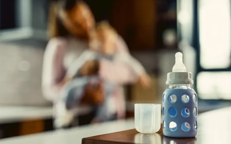 Quand supprimer le biberon du midi ? - May App Santé