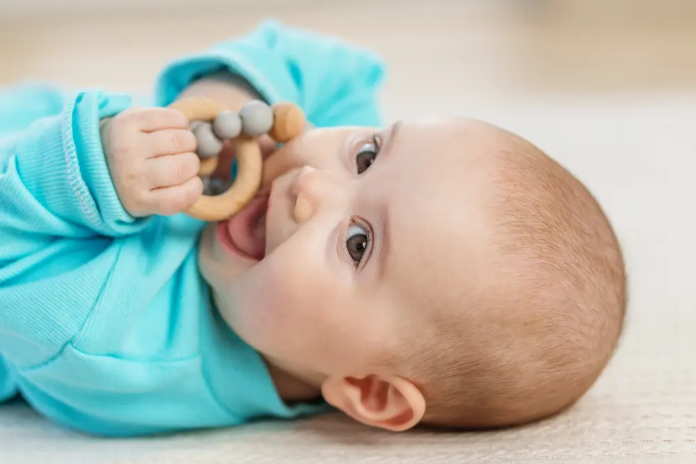 Bébé 8 mois pas de dent : est-ce normal ? 2 Bébé 8 mois pas de dent : est-ce normal ? May App Santé