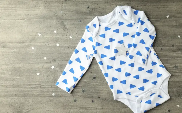 Quelle est la différence entre une grenouillère et un pyjama pour bébé ? - May App Santé