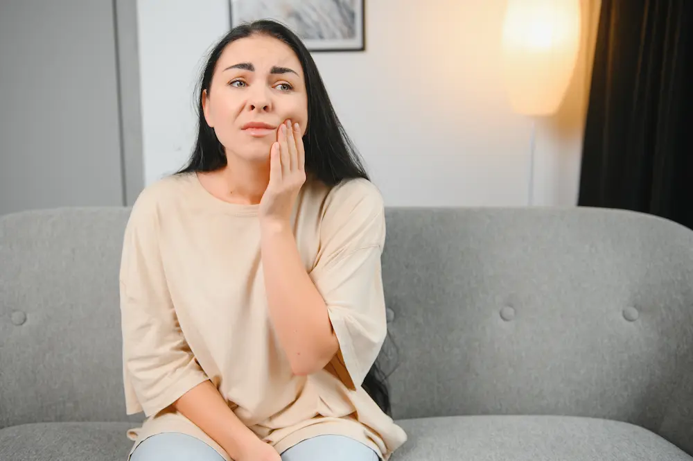 Mal de dent femme enceinte : que penser du clou de girofle ? - May App Santé